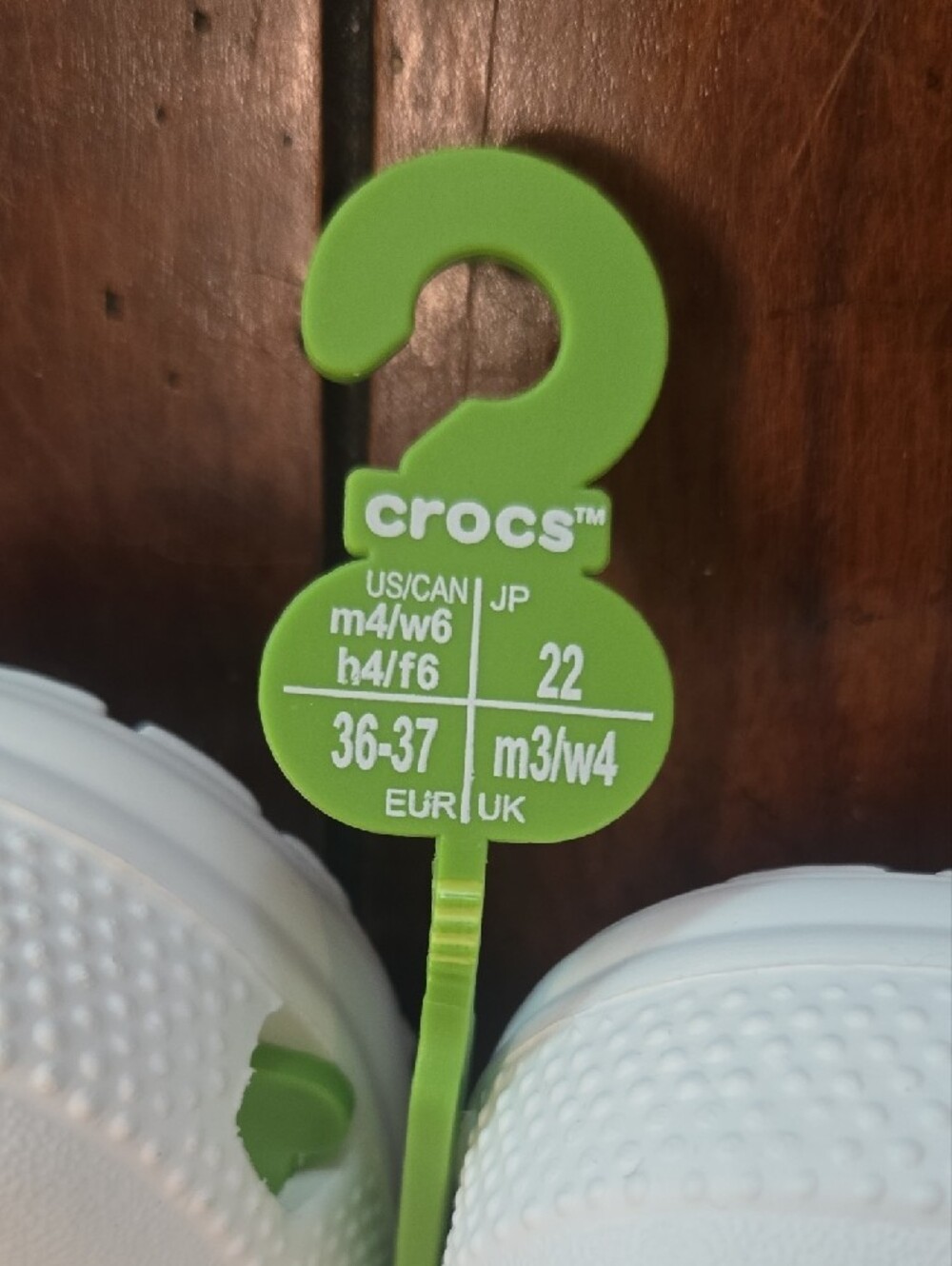 CROCS Classic Clog in White / M 4, W 6 - Picture 3 of 9